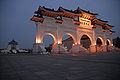 English: Chiang Kai-shek Memorial Hall's gate at night in Taipei, Taiwan, R.O.C.. Français : Porte du Chiang Kai-shek Memorial Hall de nuit à Taipei, Taiwan, R.O.C..