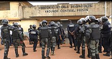 Penyebaran polisi di Kondengui Penjara Pusat, Yaounde, Kamerun, 23 juli 2019. ( M. Kindzeka, VOA).jpg