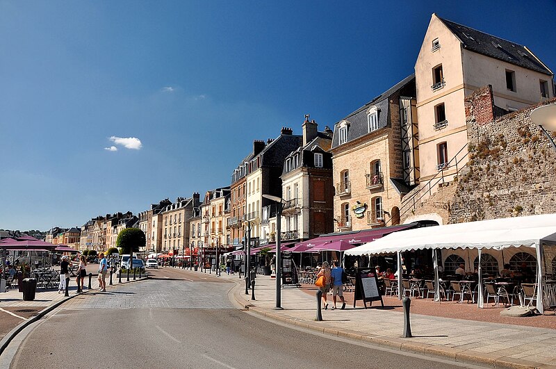 File:Dieppe am Hafen (38564332776).jpg