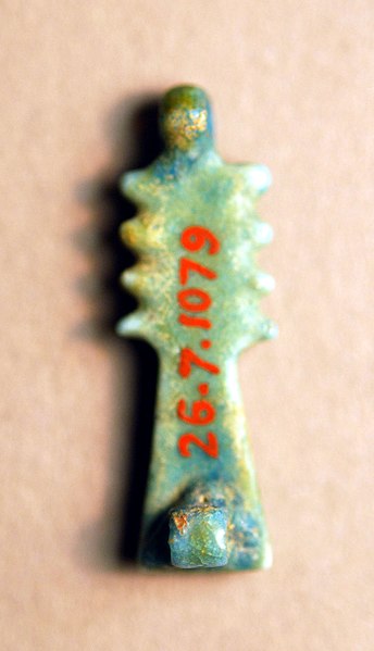 File:Djed Amulet MET 26.7.1079 back.nk.jpg