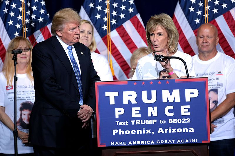 File:Donald Trump & Mary Ann Mendoza (29347052776).jpg