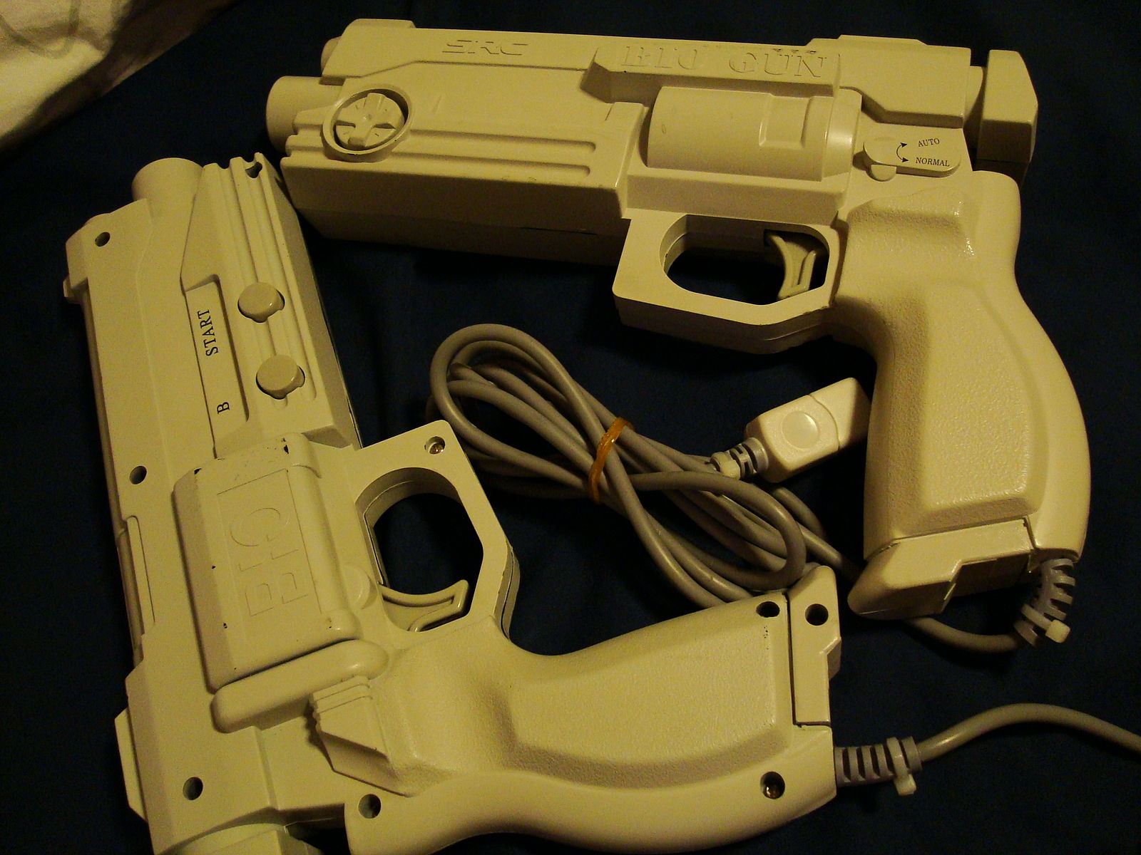 Pistolet Dreamcast 1600px-Dreamcast_Bio_Gun_with_built-in_vibration