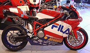 La Ducati 999R Fila colorata appunto con la livrea del team ufficiale. Questa moto vinse il campionato del mondo al suo esordio