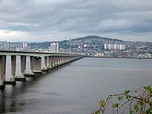 Blick über den Tay auf die Stadt und Dundee Law