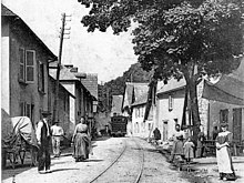 Détail d'une carte postale ancienne éditée par Duse Frères : Gavet - Entrée du village (avant 1914).