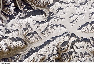 Satellitenbild vom Hispar Muztagh; Yukshin-Gardan-Gletscher halblinks am oberen Bildrand.