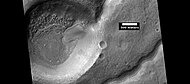 Cráter y uno de los muchos canales cercanos, vistos por HiRISE bajo el programa HiWish. La imagen es de Icaria Planum.