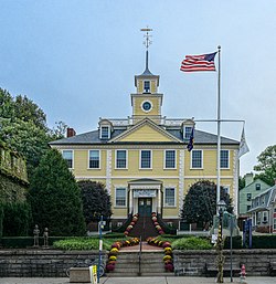 Pohled zepředu na East Greenwich Town Hall, East Greenwich, Rhode Island.jpg