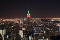 Iluminación navideña en verde y colloráu (imaxe tomada dende'l mirador del GE Building)