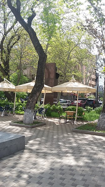 File:Erebuni-Yerevan 2750 fountains 30.jpg