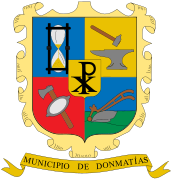 En el cuartel inferior izquierdo, sobre fondo rojo, el Hacha y la Batea catadora, en el escudo de Donmatías, Antioquia. Colombia.