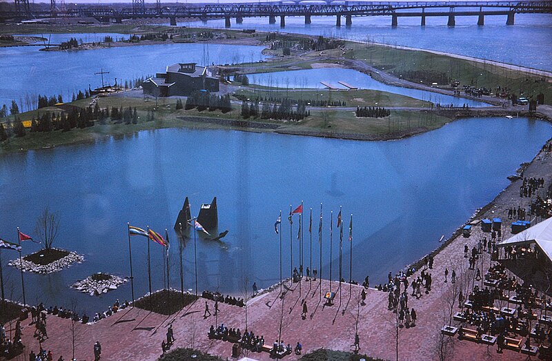 File:Expo 67, île Notre-Dame , parc et bassins.jpg