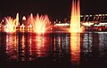 Expo 67, île Sainte-Hélène, le lac des Cygnes et ses fontaines le soir.jpg
