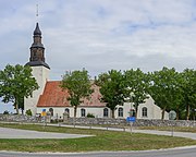 Kyrkan sedd från söder.