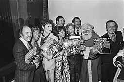 Familie Hammond (uit TV-serie) presenteert kerst-LP in Amsterdam, met Willem Duys, Bestanddeelnr 928-9235.jpg