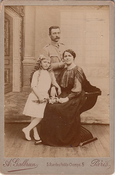 File:Family portrait by A. Galbrun (c.1900) (32623151806).jpg
