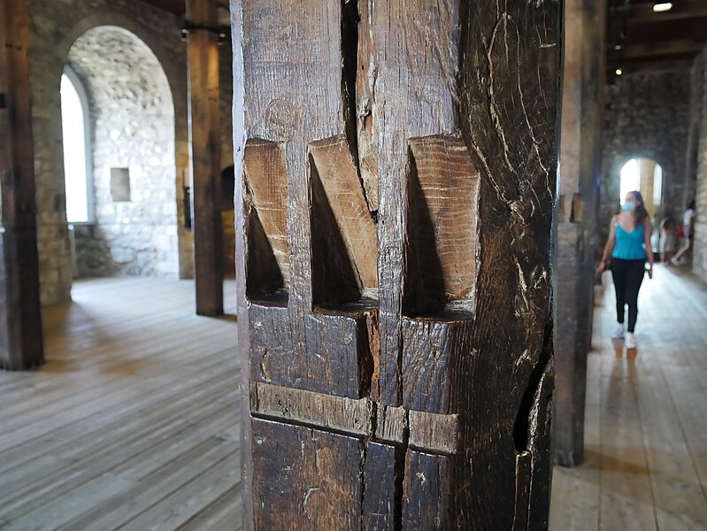 File:First Floor Hall on the East Side of the White Tower, Tower of London (04).jpg