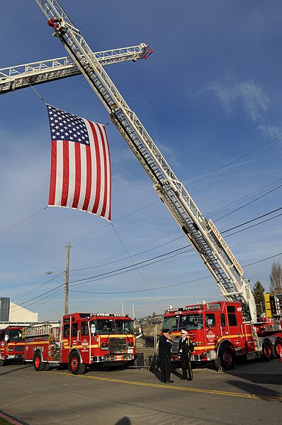 File:Flag hoisted at memorial for a firefighter 04.jpg