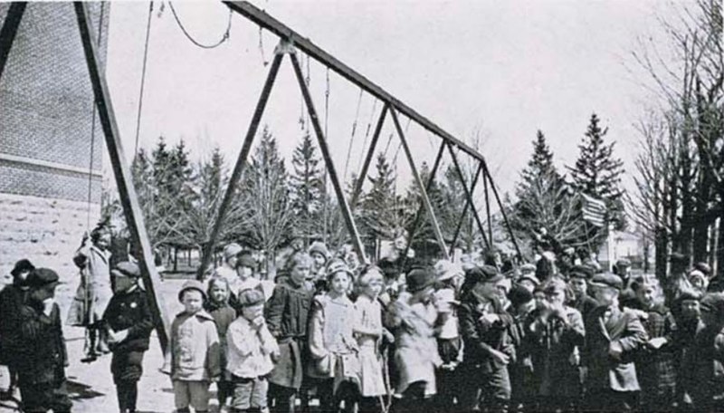 File:Flashes 1917 Playground 3.jpg