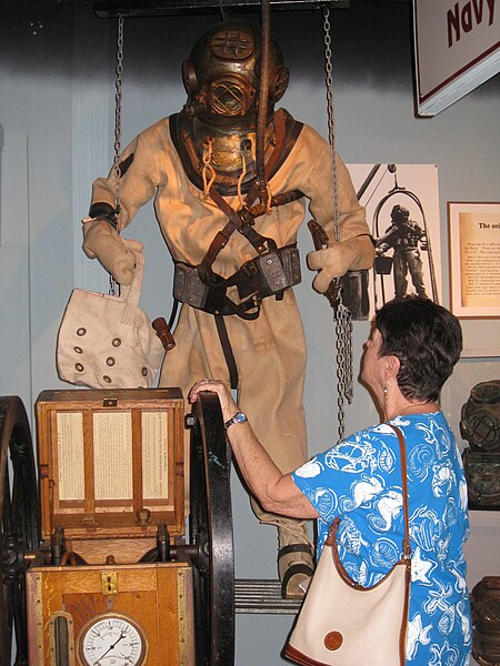 File:Florida Keys Scenic Highway - A Standard Diving Dress at the Florida Keys History of Diving Museum - NARA - 7718434.jpg