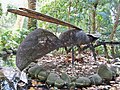 Escultura de una hormiga voladora en el jardín botánico La Concepción, 2023-02-12.