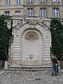 Vue d'ensemble du haut de la fontaine à congélations de la cour du musée des douanes de Bordeaux.