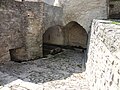 Fontaine enterrée et entièrement empierrée au village de Fontienne