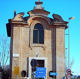 Kyrkans fasad vid Via Casal Bianco.