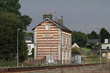 Den gamle passagerbygning typisk for PO-linjen med skiftende røde (mursten) og hvide (sten) linjer.