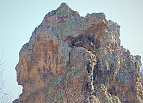 Трапецовидни ниши изсечени в скалите по Гюрген дере в защитена местност Гюргена под изоставеното село Габерово. Общият брой на нишите е 10.[6][92]
