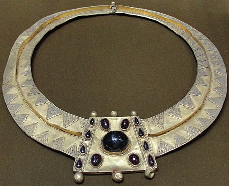 Tập tin:Golden Necklace - Parthian Empire 2nd AD.JPG