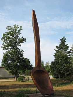 The world's largest wooden ladle, located in Gullabo, is 4.64 metres tall and 1.07 metres wide.