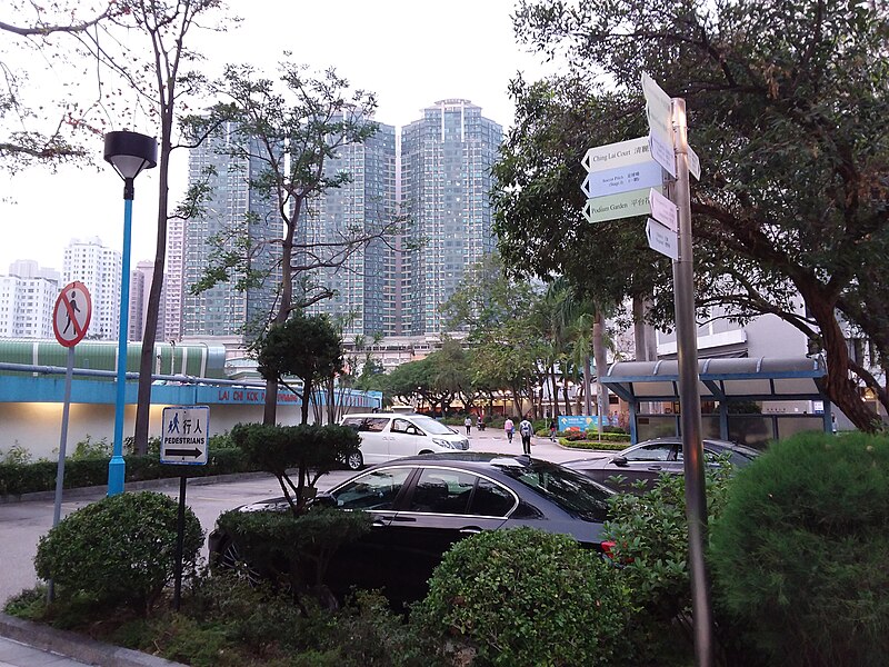 File:HK SSP 荔枝角 Lai Chi Kok 麗灣道 Lai Wan Road outdoor carpark near Lai Chi Kok Park February 2019 SSG 19.jpg