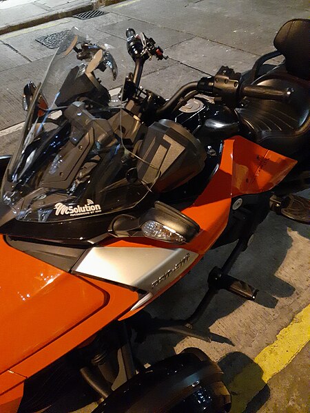 File:HK WC 灣仔 Wan Chai Queen's Road East Li Chit Street Bombardier Can-Am Spyder Three-wheeled motorcycles night August 2021 SS2 06.jpg