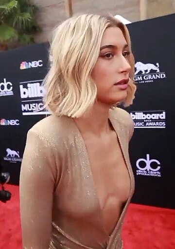 File:Hailey Baldwin Backstage Billboard Music Awards 2018.jpg