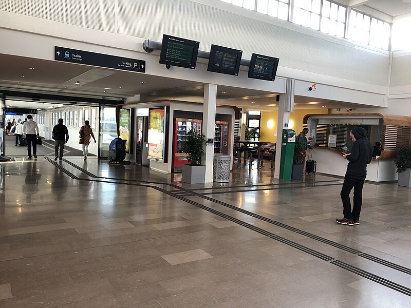 File:Hall Gare de St-Nazaire 2019.jpg