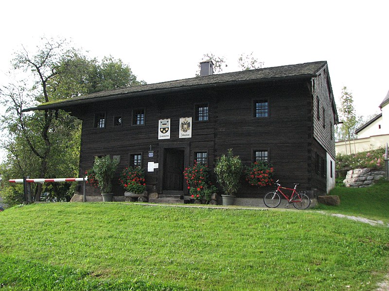 File:Heimathaus Perwang.JPG