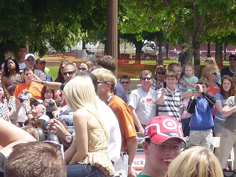 File:Helio Castroneves and Julianne Hough - 2536856958.jpg