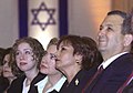 משמאל לימין: צ'לסי קלינטון, הילרי, נאוה ברק וראש הממשלה אהוד ברק באירוע באוניברסיטת תל אביב, נובמבר 1999