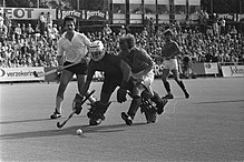 Goalkeeper Tobias Frank in a duel with Dutch hockey player Cees Jan Diepeveen , 1982 Hockey, Nederland tegen West-Duitsland Diepeveen (Ned.) in duel met doelman Fra, Bestanddeelnr 932-2046.jpg