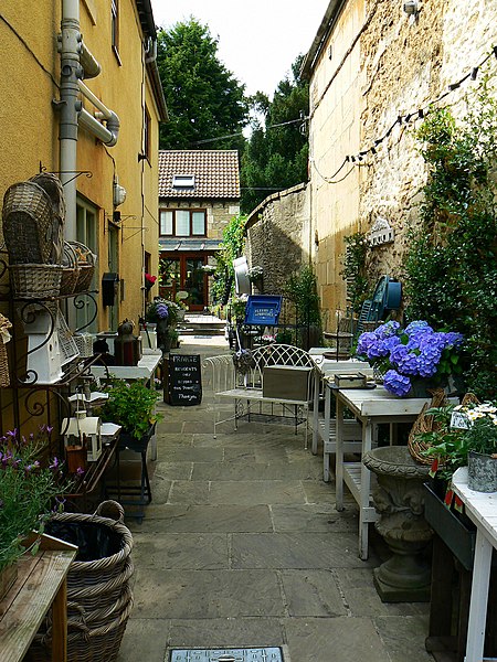 File:Hoofdstraat, Corsham - geograph.org.uk - 1944806.jpg