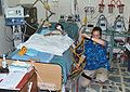 Infirmière au chevet d'un jeune garçon dans une unité de soins intensifs, Hôpital IBN Sina, Bagdad, Irak (avril 2004).