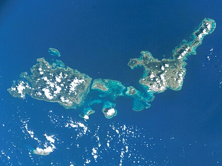 石垣岛（东）与西表岛（西）的卫星空照图