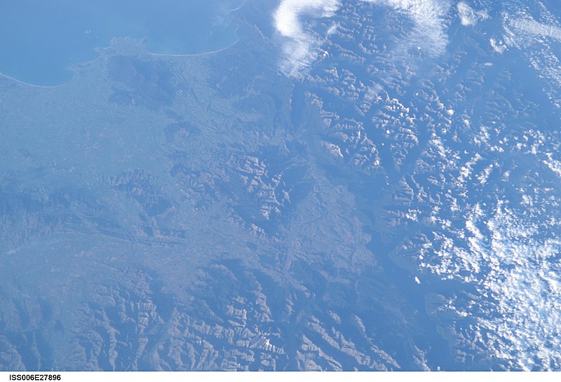 File:ISS006-E-27896 - View of the South Island of New Zealand.jpg