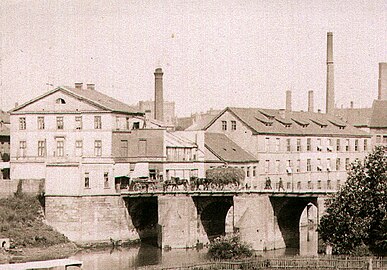 Blick auf das von Laves als erste eigene Villa am Schwarzen Bären in Linden errichtete Gebäude (ganz links), später Fabriknutzungen, Aufnahme vor 1890