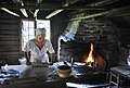 Diese Frau zeigt, wie früher gebacken wurde. In einem Freilichtmuseum in Norwegen.