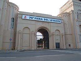 Ingång till Fiera del Levante på Piazzale Vittorio Emanuele III.jpg