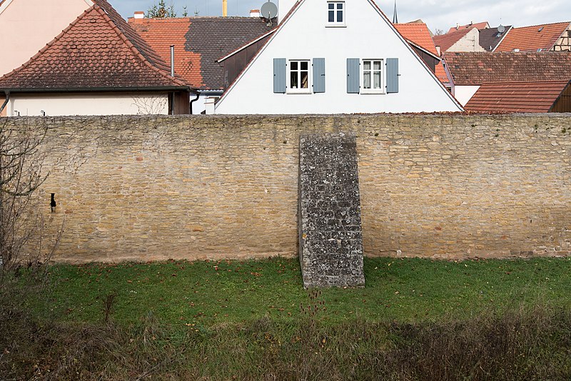 File:Iphofen, Stadtmauer, Untere Gräbengasse 4-20151109-001.jpg