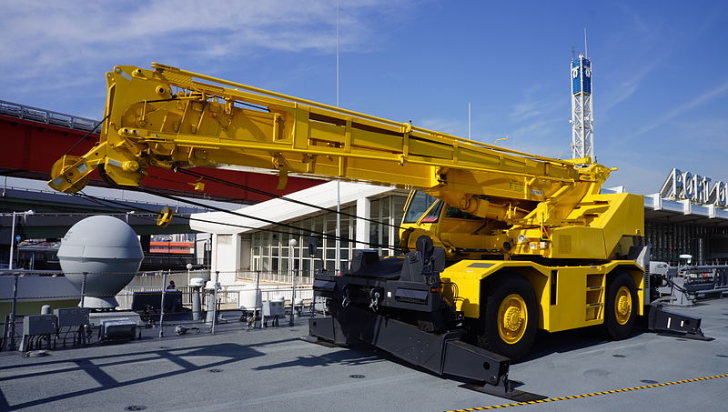 File:JMSDF rough terrain crane(KOBELCO) on JS Hyuga(DDH-181) 20121027.JPG