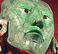 Máscara mortuoria de xade do ahau Pakal “o Grande” no Museo Nacional de Antropoloxía na Cidade de México.